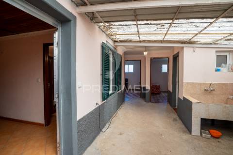 Moradia t2 por recuperar em machico com terreno de 610m2