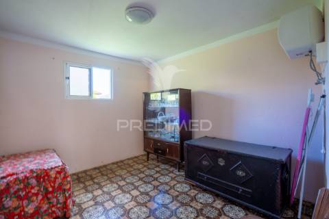 Moradia t2 por recuperar em machico com terreno de 610m2