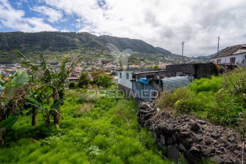 Moradia t2 por recuperar em machico com terreno de 610m2