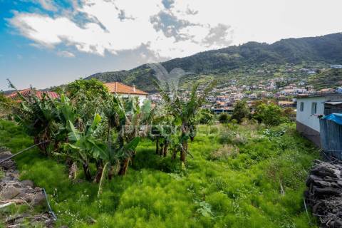 Moradia t2 por recuperar em machico com terreno de 610m2