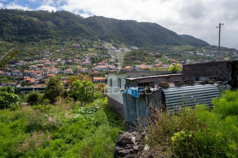 Moradia t2 por recuperar em machico com terreno de 610m2