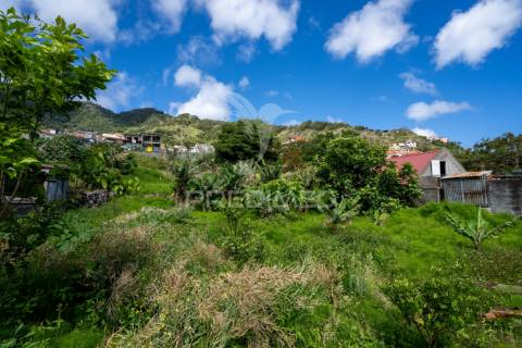 Moradia t2 por recuperar em machico com terreno de 610m2