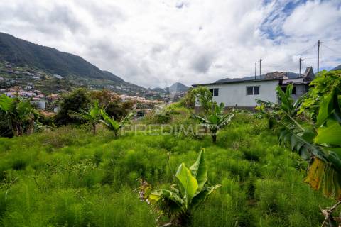 Moradia t2 por recuperar em machico com terreno de 610m2