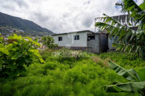 Moradia t2 por recuperar em machico com terreno de 610m2