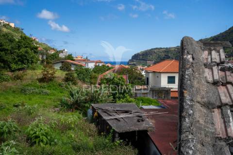 Moradia t2 por recuperar em machico com terreno de 610m2