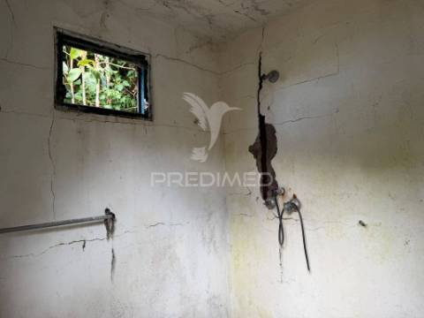 Casa térrea para recuperar com terreno agrícola