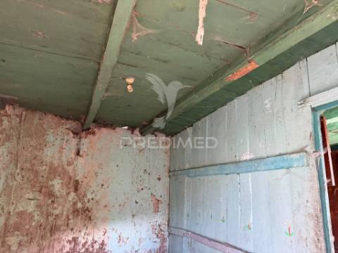Casa térrea para recuperar com terreno agrícola