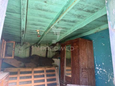 Casa térrea para recuperar com terreno agrícola