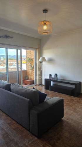 Apartamento t2 para arrendamento – centro histórico de alcobaça