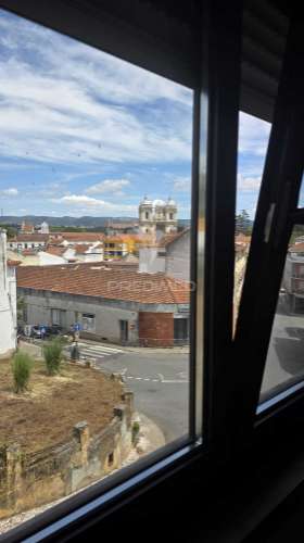 Apartamento t2 para arrendamento – centro histórico de alcobaça