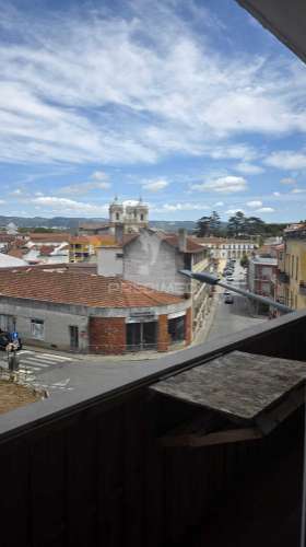 Apartamento t2 para arrendamento – centro histórico de alcobaça