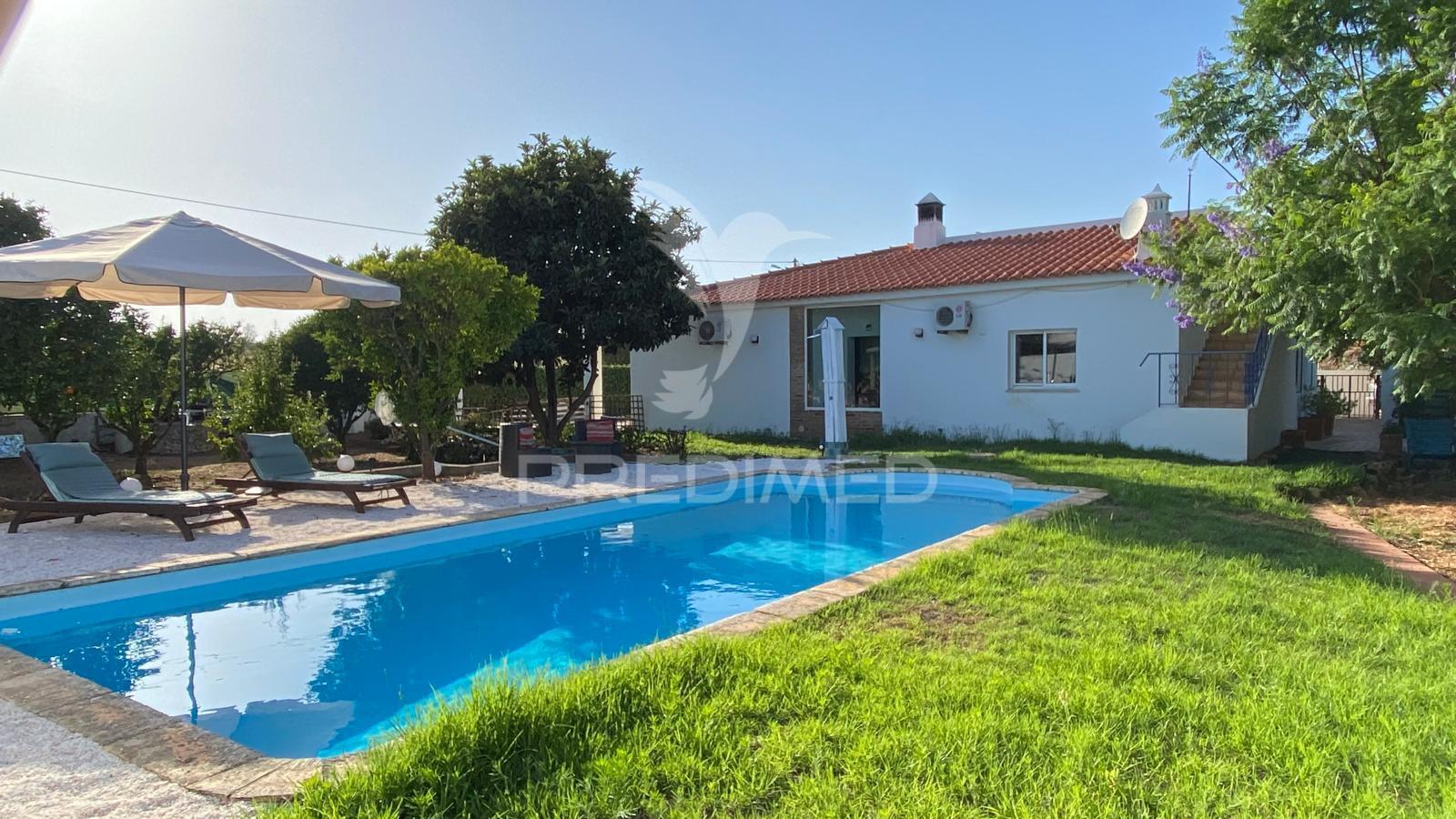 Espetacular quintinha térrea com piscina e lago ornamental –prox a lagoa, algarve