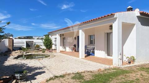 Espetacular quintinha térrea com piscina e lago ornamental –prox a lagoa, algarve