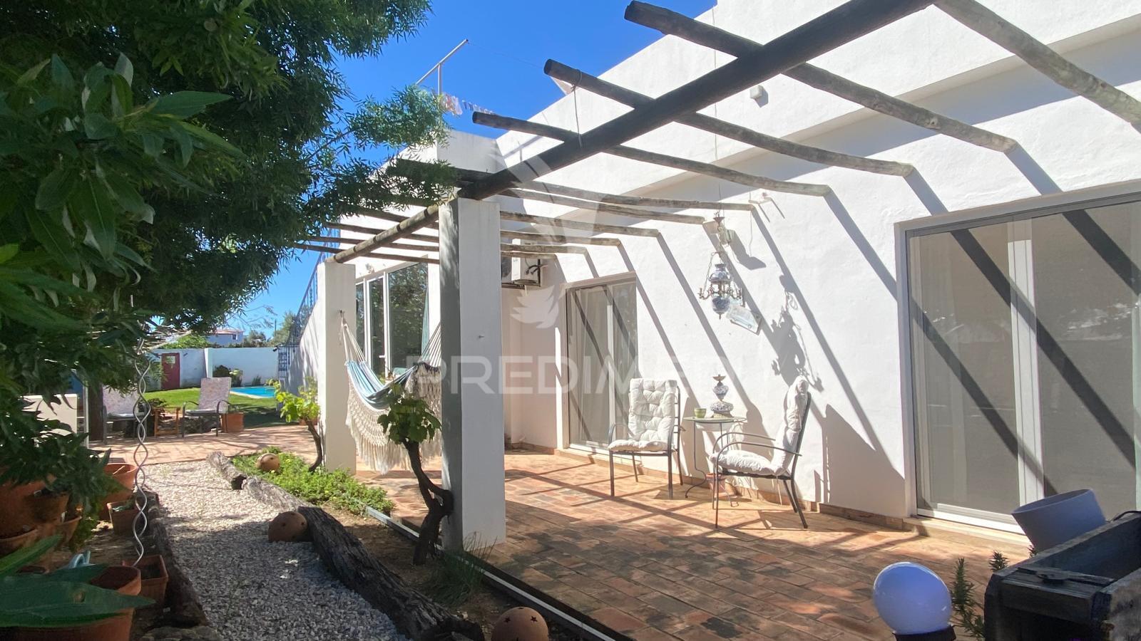 Espetacular quintinha térrea com piscina e lago ornamental –prox a lagoa, algarve