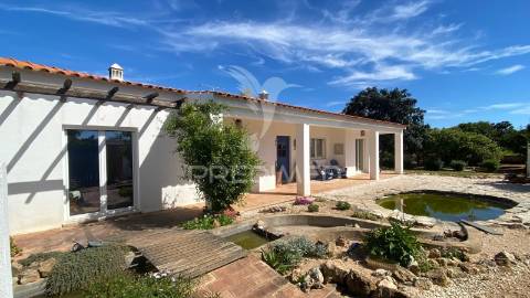 Espetacular quintinha térrea com piscina e lago ornamental –prox a lagoa, algarve