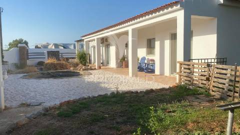 Espetacular quintinha térrea com piscina e lago ornamental –prox a lagoa, algarve