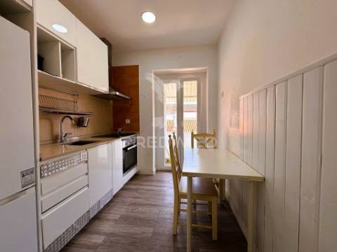 Apartamento t2+1 remodelado no largo do colégio militar – caldas da rainha