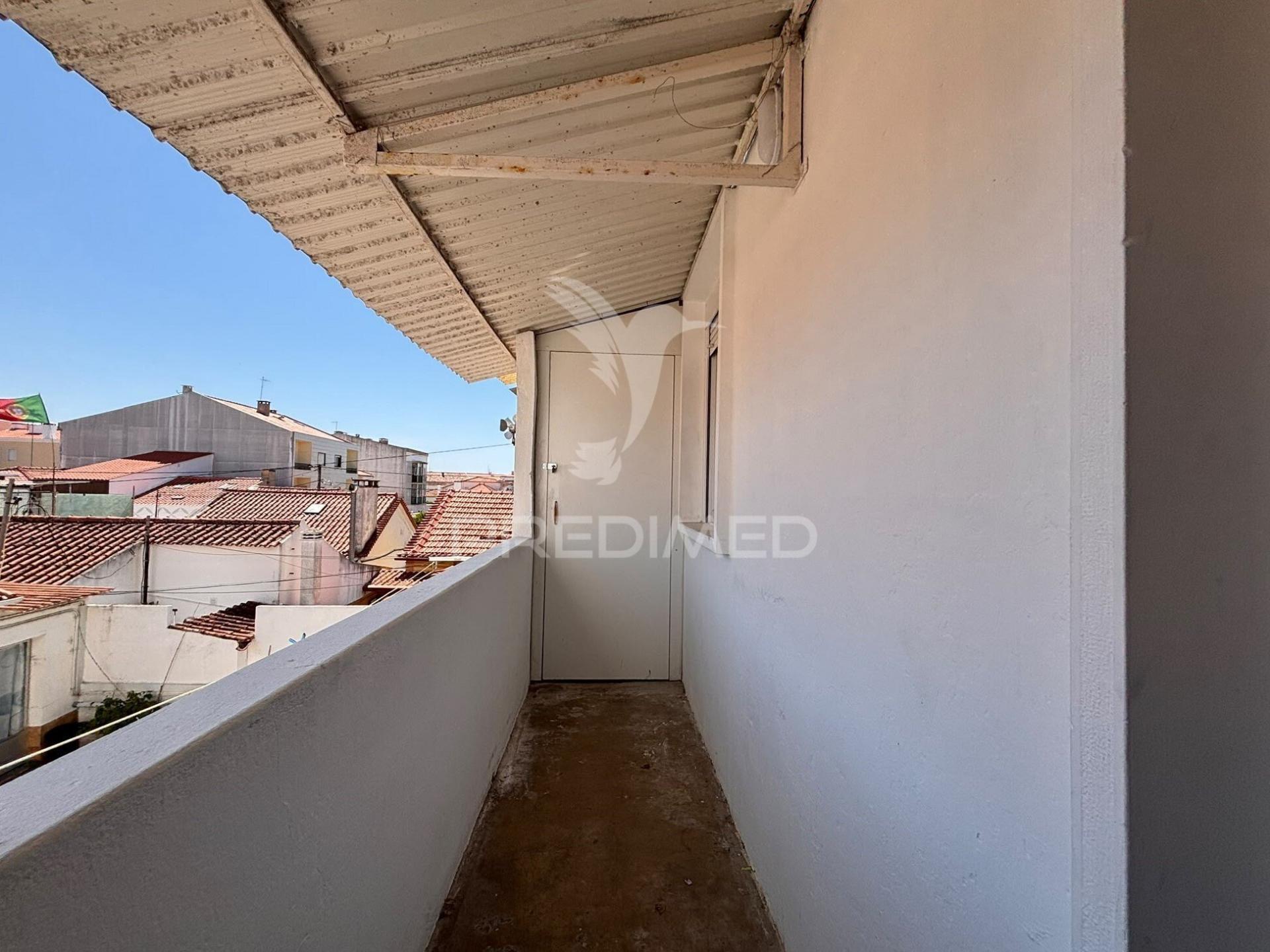 Apartamento t2+1 remodelado no largo do colégio militar – caldas da rainha