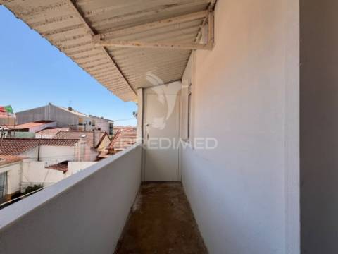 Apartamento t2+1 remodelado no largo do colégio militar – caldas da rainha