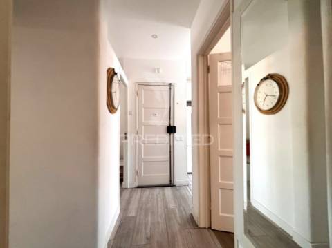 Apartamento t2+1 remodelado no largo do colégio militar – caldas da rainha