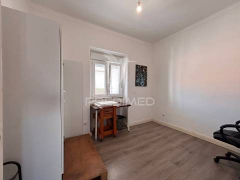 Apartamento t2+1 remodelado no largo do colégio militar – caldas da rainha