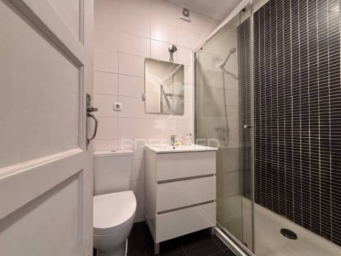 Apartamento t2+1 remodelado no largo do colégio militar – caldas da rainha