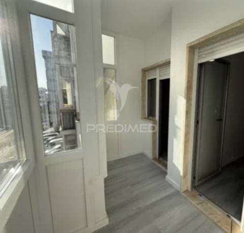 Apartamento t2 em oeiras – com varanda, arrecadação e excelente localização!