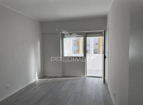 Apartamento t2 em oeiras – com varanda, arrecadação e excelente localização!