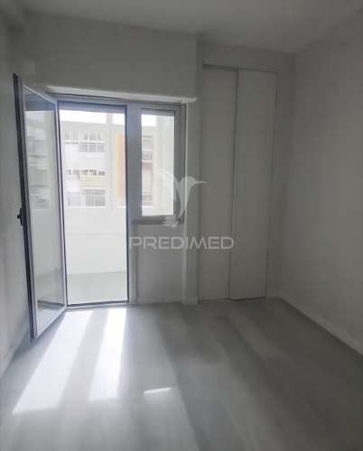 Apartamento t2 em oeiras – com varanda, arrecadação e excelente localização!