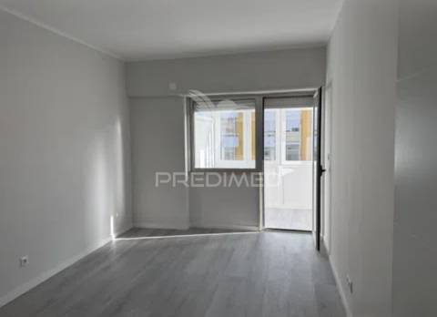 Apartamento t2 em oeiras – com varanda, arrecadação e excelente localização!