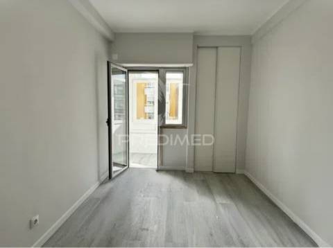 Apartamento t2 em oeiras – com varanda, arrecadação e excelente localização!