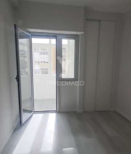 Apartamento t2 em oeiras – com varanda, arrecadação e excelente localização!