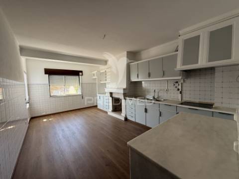 Oportunidade única no centro de almeirim - duas casas num só investimento!