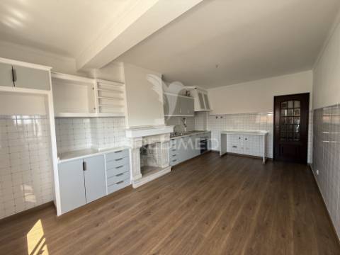 Oportunidade única no centro de almeirim - duas casas num só investimento!