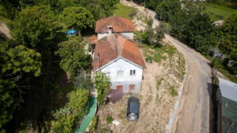 Moradia para restauro gerês