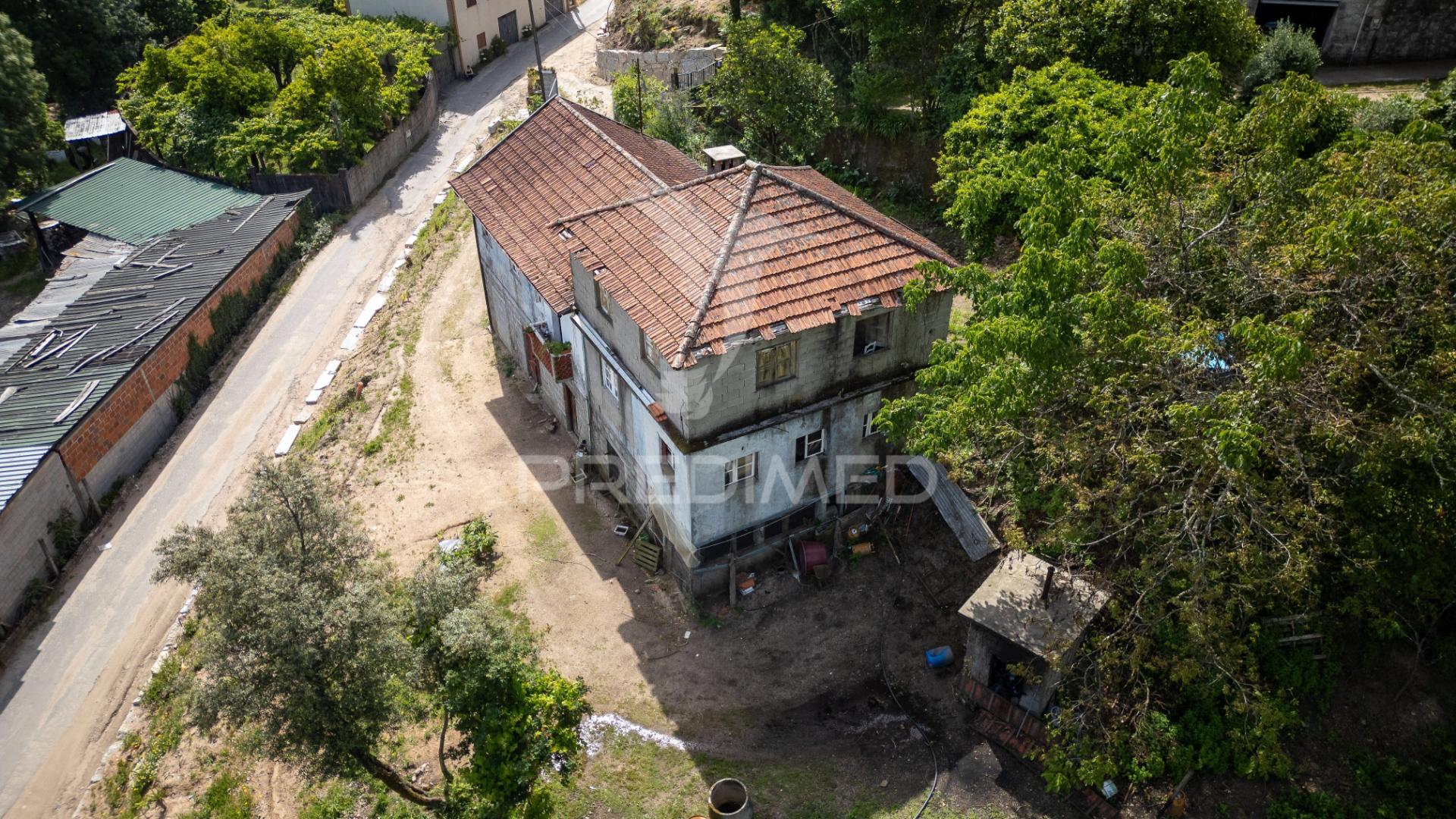 Moradia para restauro gerês
