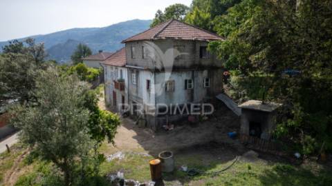 Moradia para restauro gerês