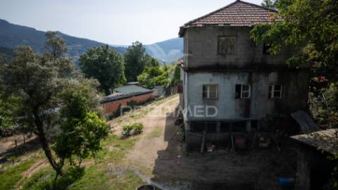 Moradia para restauro gerês