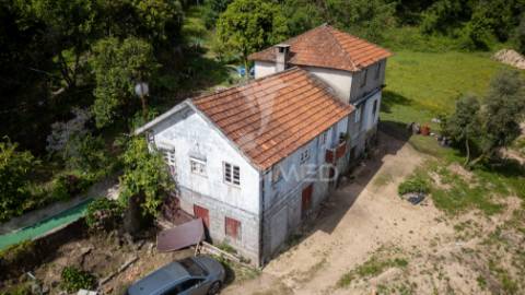 Moradia para restauro gerês