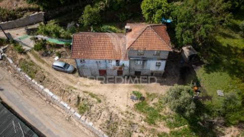 Moradia para restauro gerês