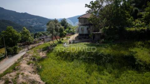 Moradia para restauro gerês
