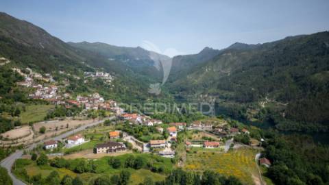 Moradia para restauro gerês