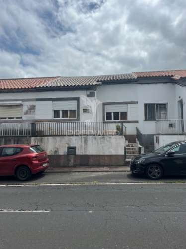 Moradia t2 na estrada 25 de abril – a poucos minutos do centro da praia da vitória