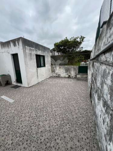 Moradia t2 na estrada 25 de abril – a poucos minutos do centro da praia da vitória