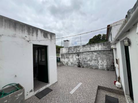Moradia t2 na estrada 25 de abril – a poucos minutos do centro da praia da vitória