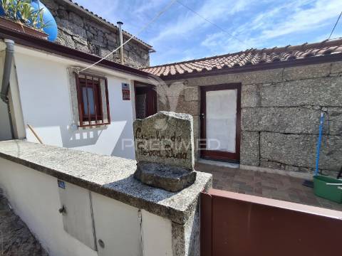 Moradia t2 remodelada com terraço em aboim da nóbrega, vila verde