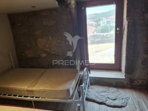 Moradia t2 remodelada com terraço em aboim da nóbrega, vila verde