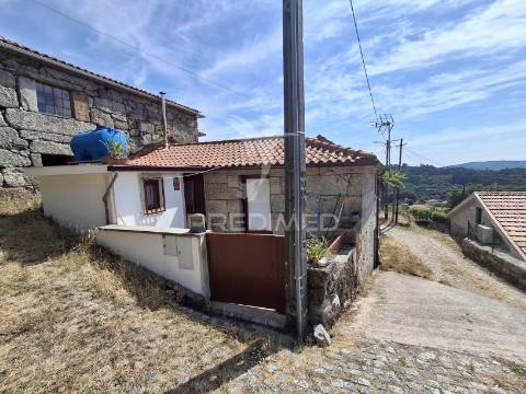 Moradia t2 remodelada com terraço em aboim da nóbrega, vila verde