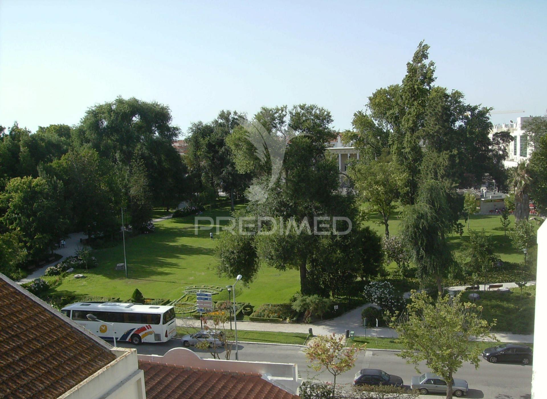 Apartamento t4 transformado em t2 | montijo