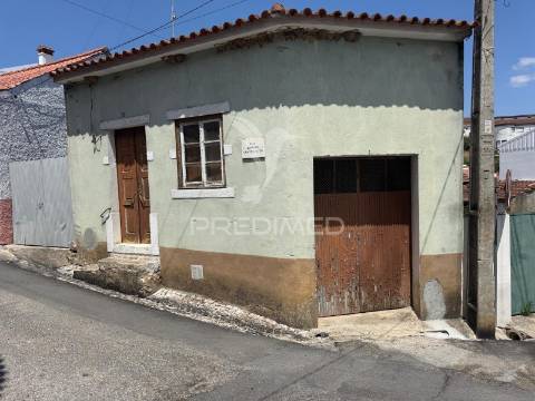 Moradia t2 para restaurar espinheiro / alcanena